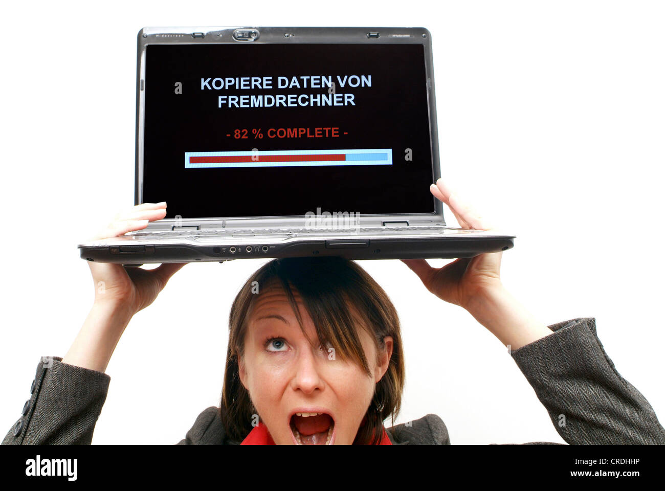 Geschäftsfrau mit Laptop auf Kopf, symbolisch für Daten stehlen Stockfoto