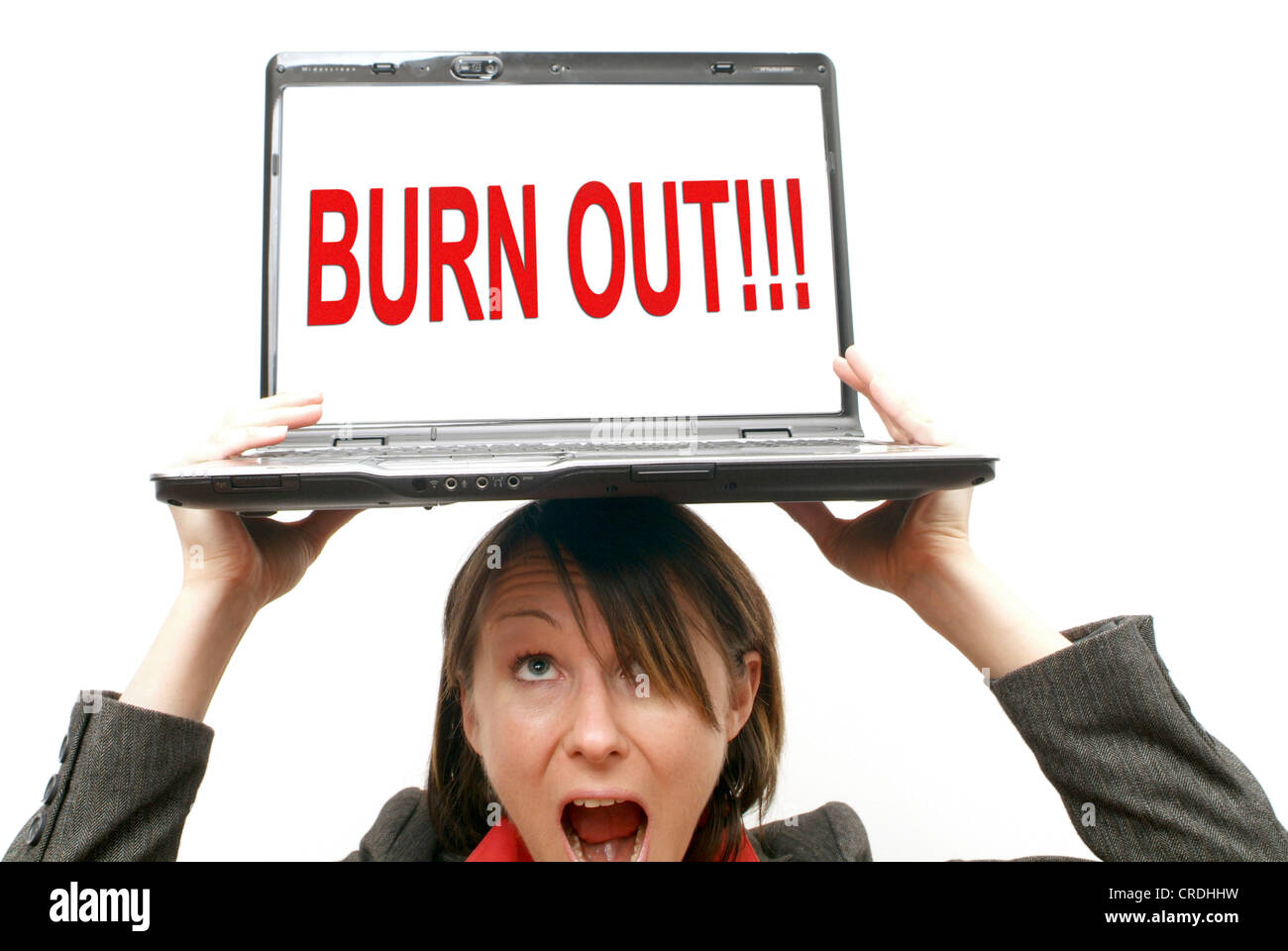 Geschäftsfrau mit Laptop auf Kopf, symbolisch für Burn-Out Stockfoto