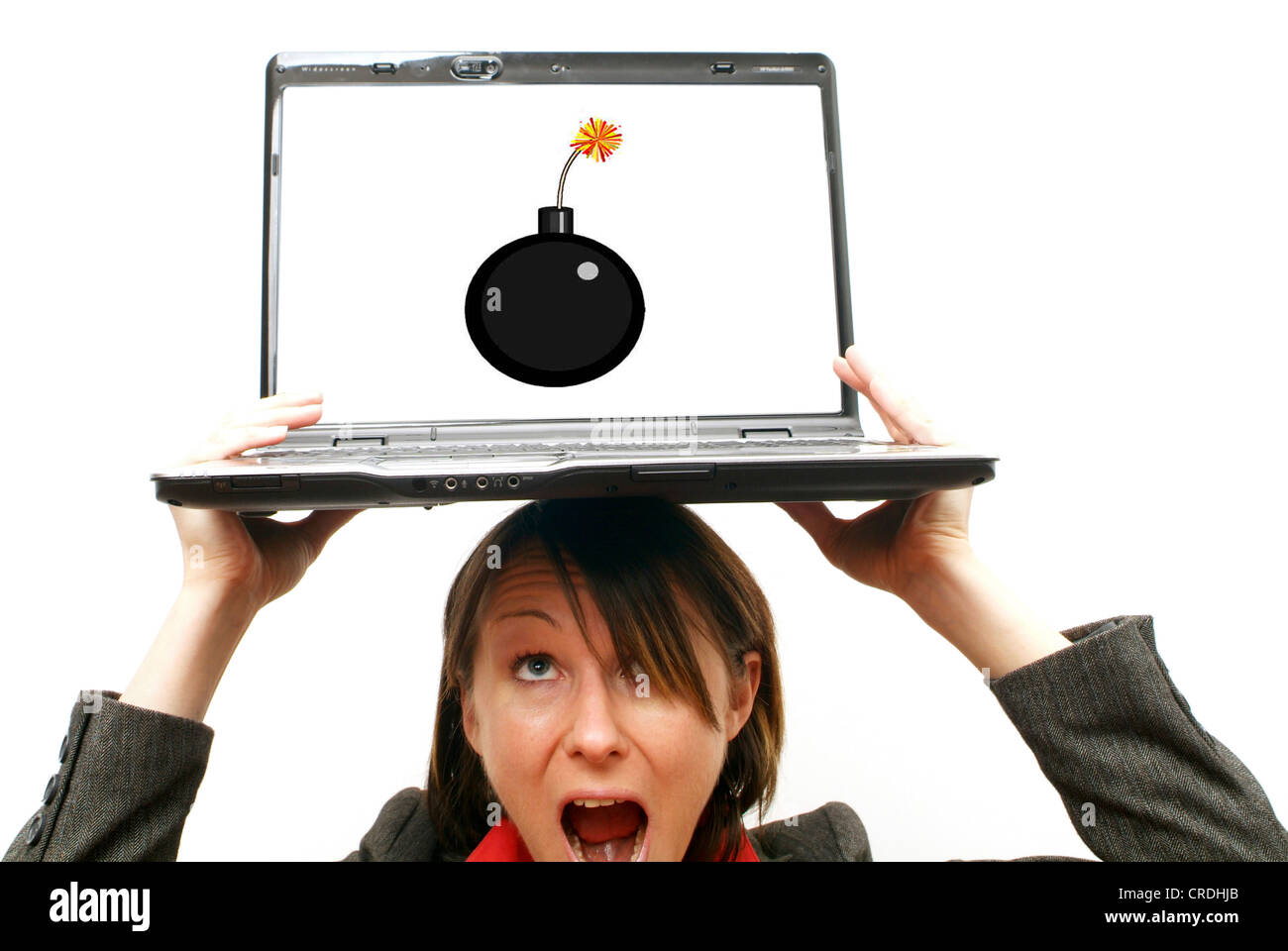Geschäftsfrau mit Laptop auf Kopf, symbolisch für unter Zeitdruck Stockfoto