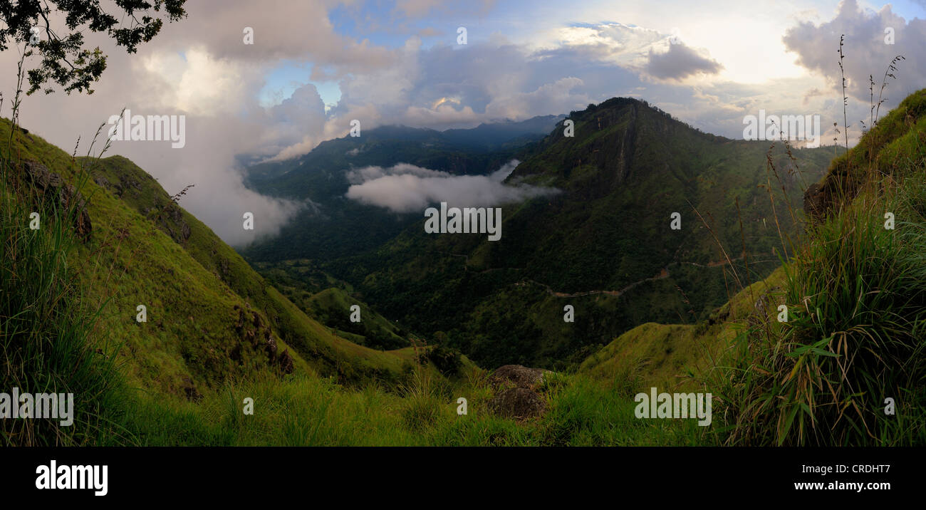 Highland mit Berge und Wolken, Kandy, Sri Lanka, Südasien Stockfoto