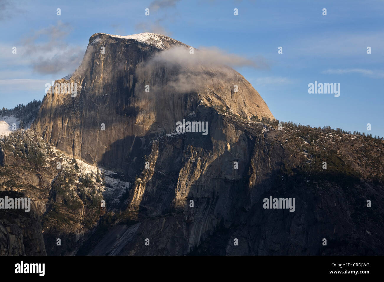 Half Dome, 2693 m, Yosemite-Nationalpark, Granitfelsen, der mehr als 1444 m über dem Talboden, Yosemite steigt Stockfoto