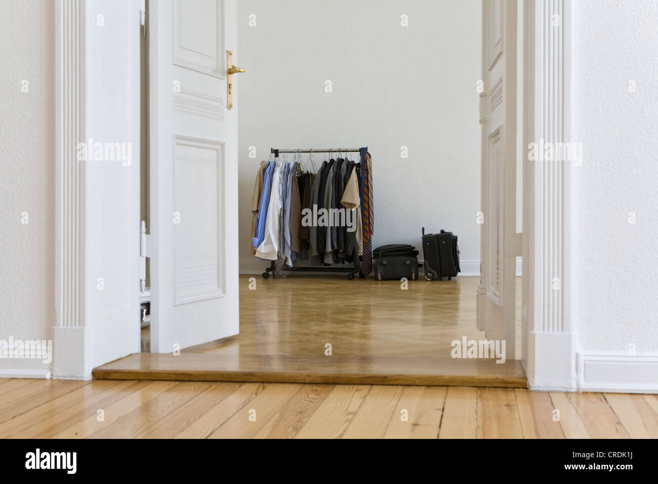 Kleiderständer in einer leerstehenden Wohnung kurz vor der Ankunft der neuen Mieter, Berlin, Deutschland, Europa Stockfoto