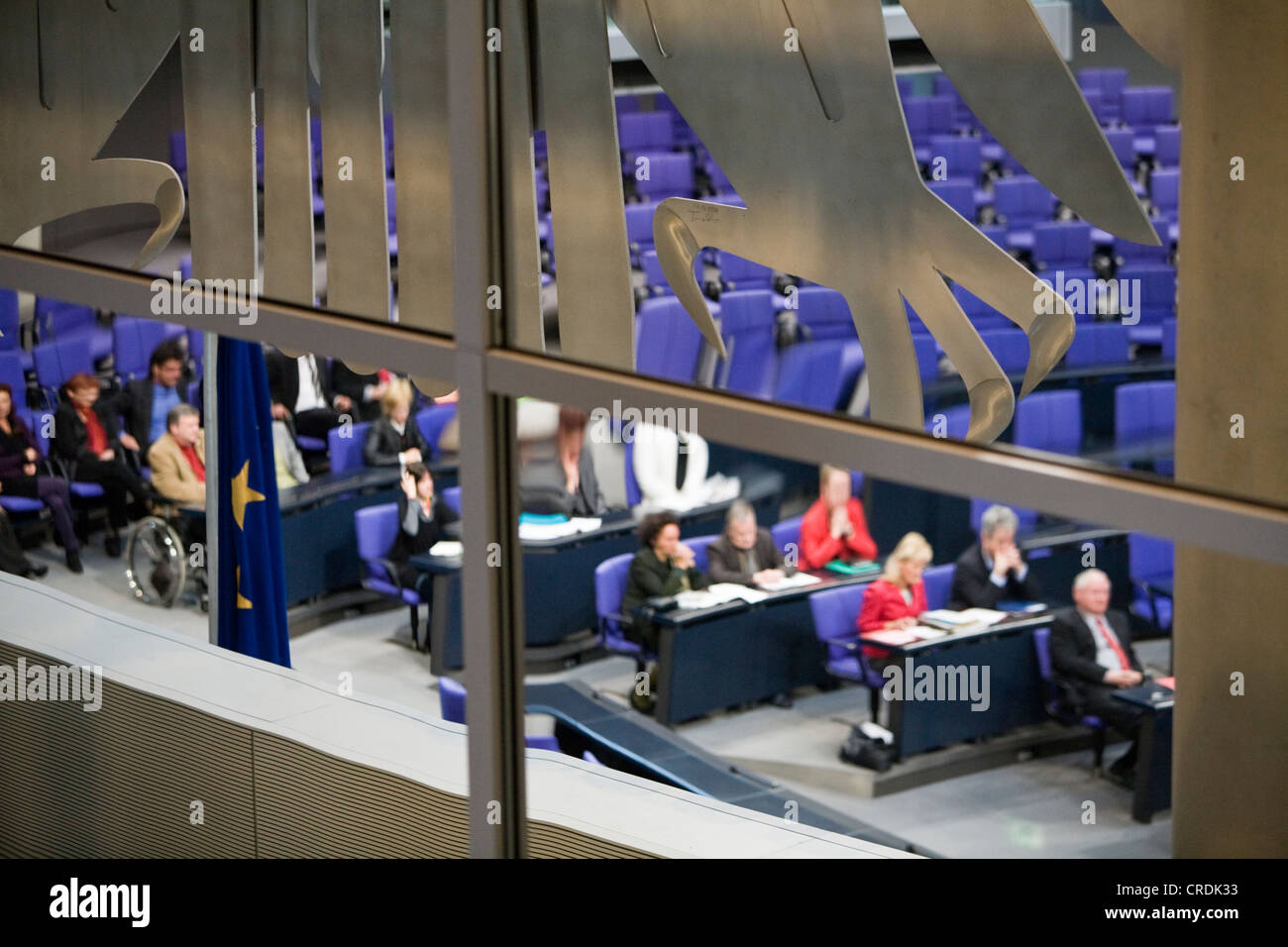 Parlamentssitzung im Assembly Plenarsaal des Reichstagsgebäudes, der deutsche Bundesadler gehört die Stockfoto