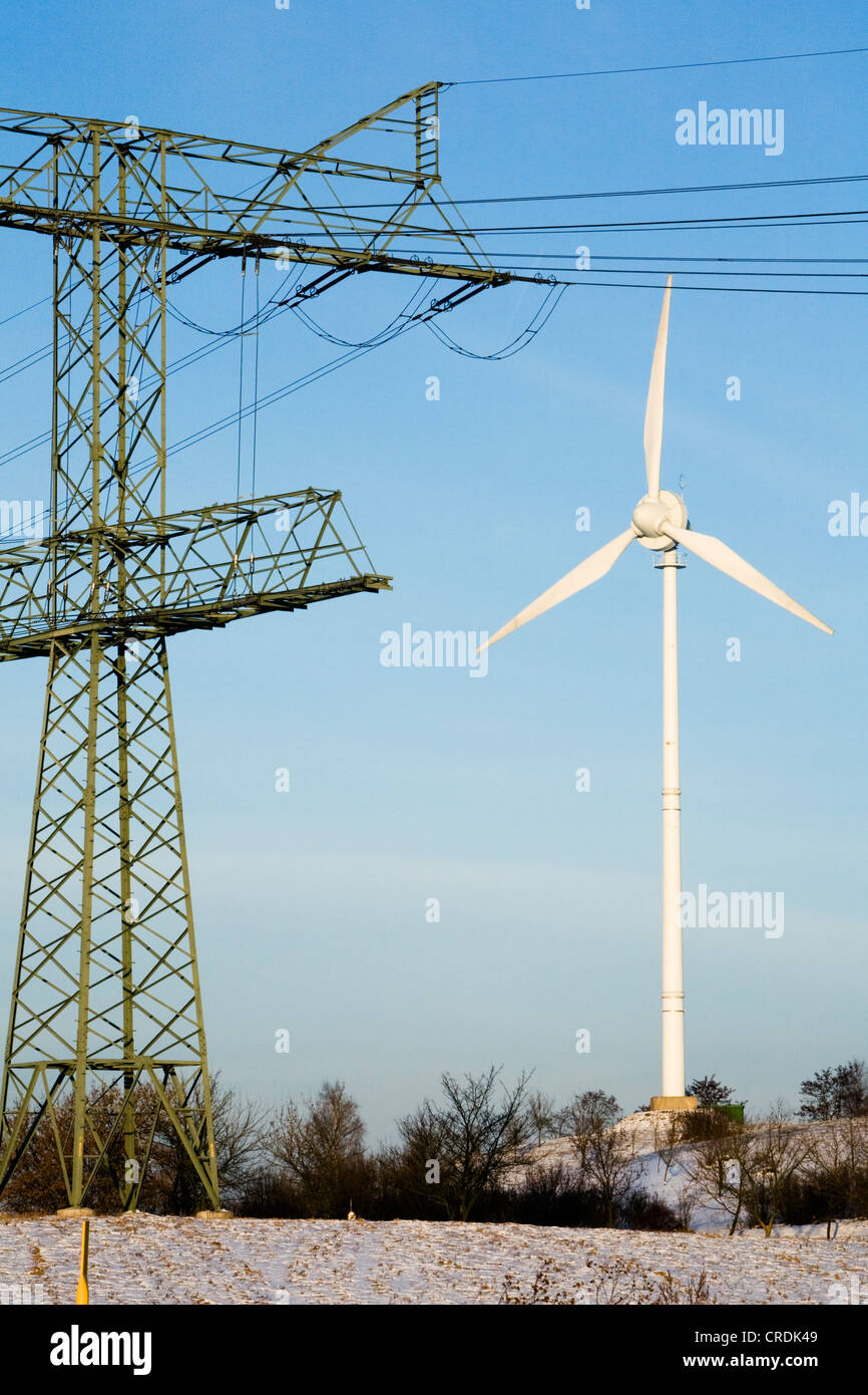 Wind Turbine und Strom Pylon des Kraftwerkes Uckermark Regional Stromerzeugung durch Windenergie durch Stockfoto