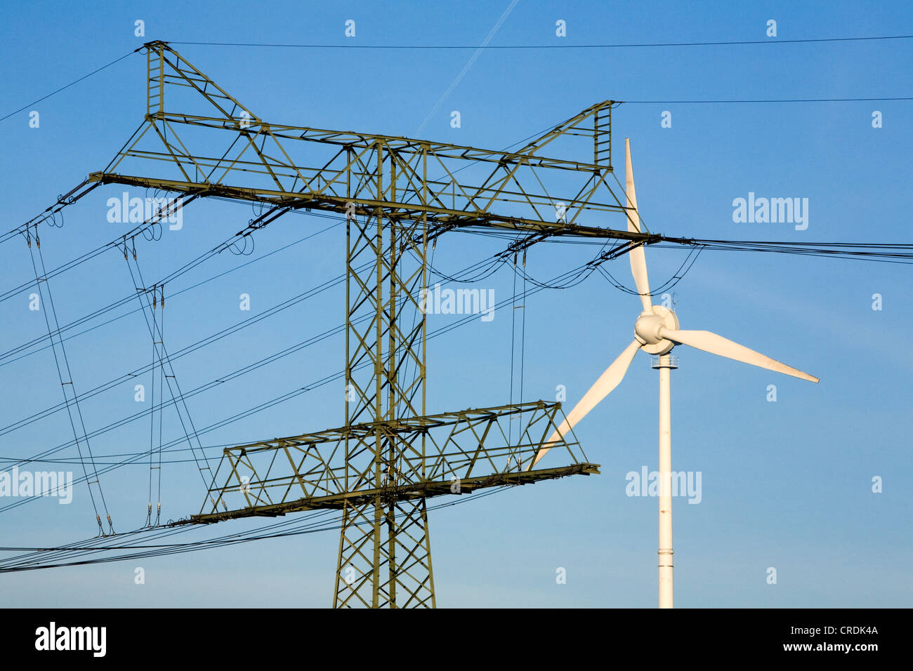 Wind Turbine und Strom Pylon des Kraftwerkes Uckermark Regional Stromerzeugung durch Windenergie durch Stockfoto