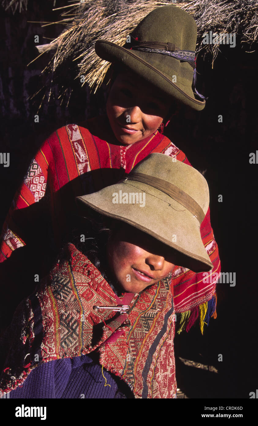 Quechua-Kinder. In der Nähe von Lares, Abteilung von Cuzco, Peru. Stockfoto