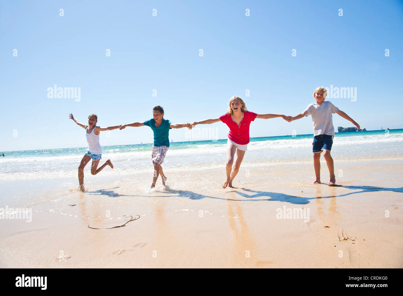 Jugendliche am Strand, Camaret-Sur-Mer, Finistere, Bretagne, Frankreich, Europa Stockfoto