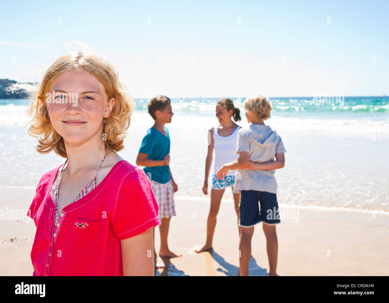 Jugendliche am Strand, Camaret-Sur-Mer, Finistere, Bretagne, Frankreich, Europa Stockfoto