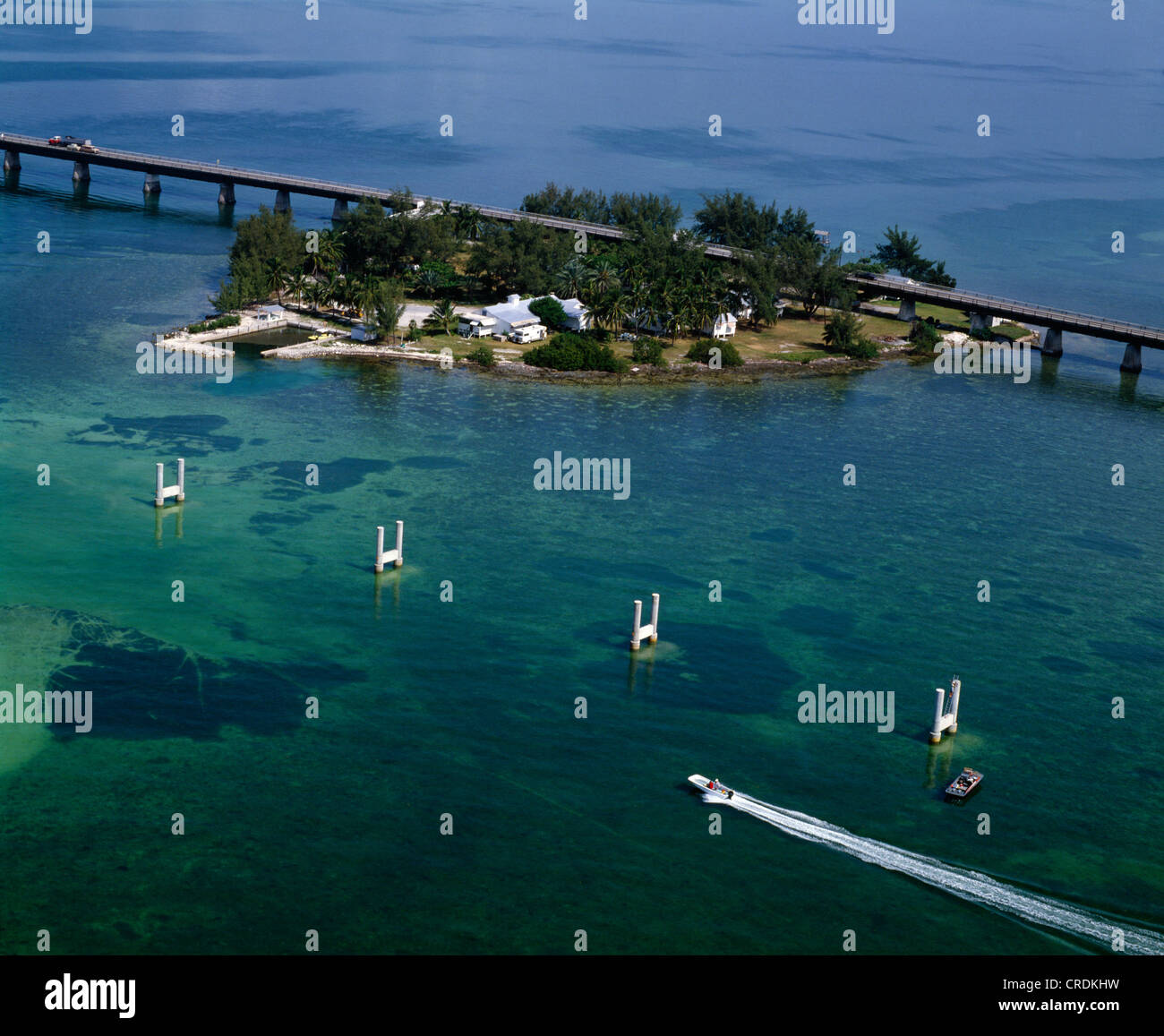 SEVEN MILE BRIDGE UND PIGEON KEY MIT NEUE BRÜCKE IM BAU; WASSERFARBE DURCH PFLANZENWACHSTUM, SAND UND FELSEN ABLAGERUNGEN, FL Stockfoto