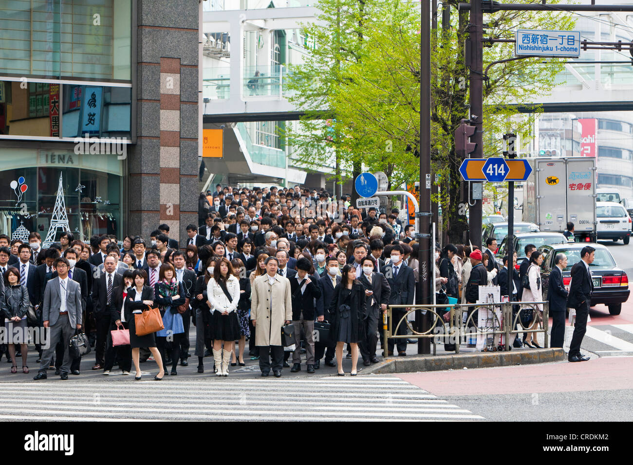 Fußgänger im morgendlichen Berufsverkehr in der Geschäft Bezirk von Shinjuku, Tokio, Japan, Asien Stockfoto
