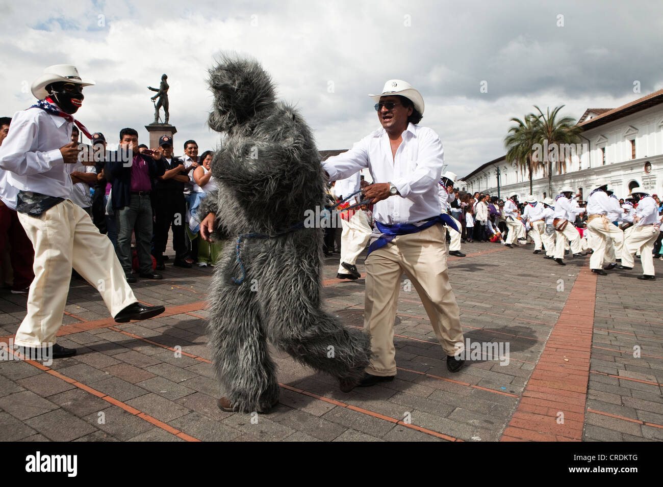 Männliche Tanzgruppe am Rande einer Prozession während einer autofreien Sonntag in der Altstadt von Quito, Ecuador Stockfoto