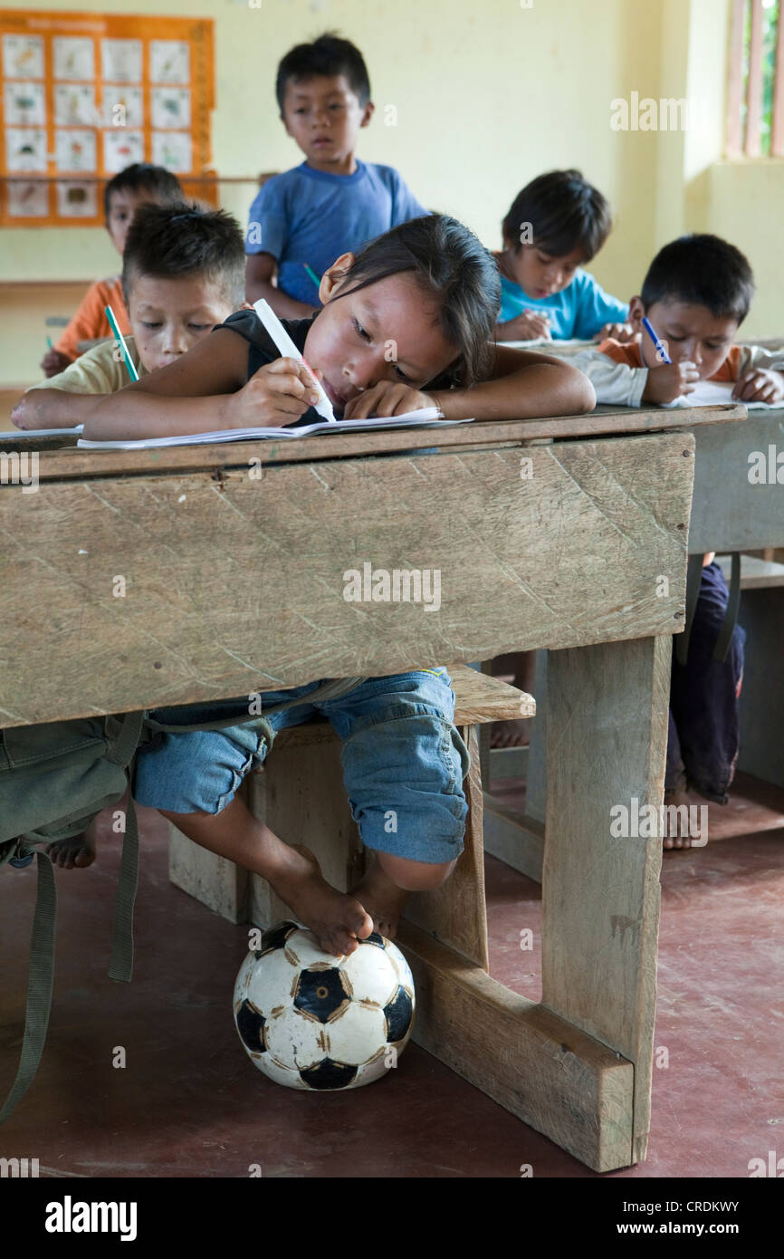 Schülerinnen und Schüler lernen, in einer Grundschule in einem Dorf mit keine Zufahrt in den Regenwald von Oriente zu schreiben Stockfoto