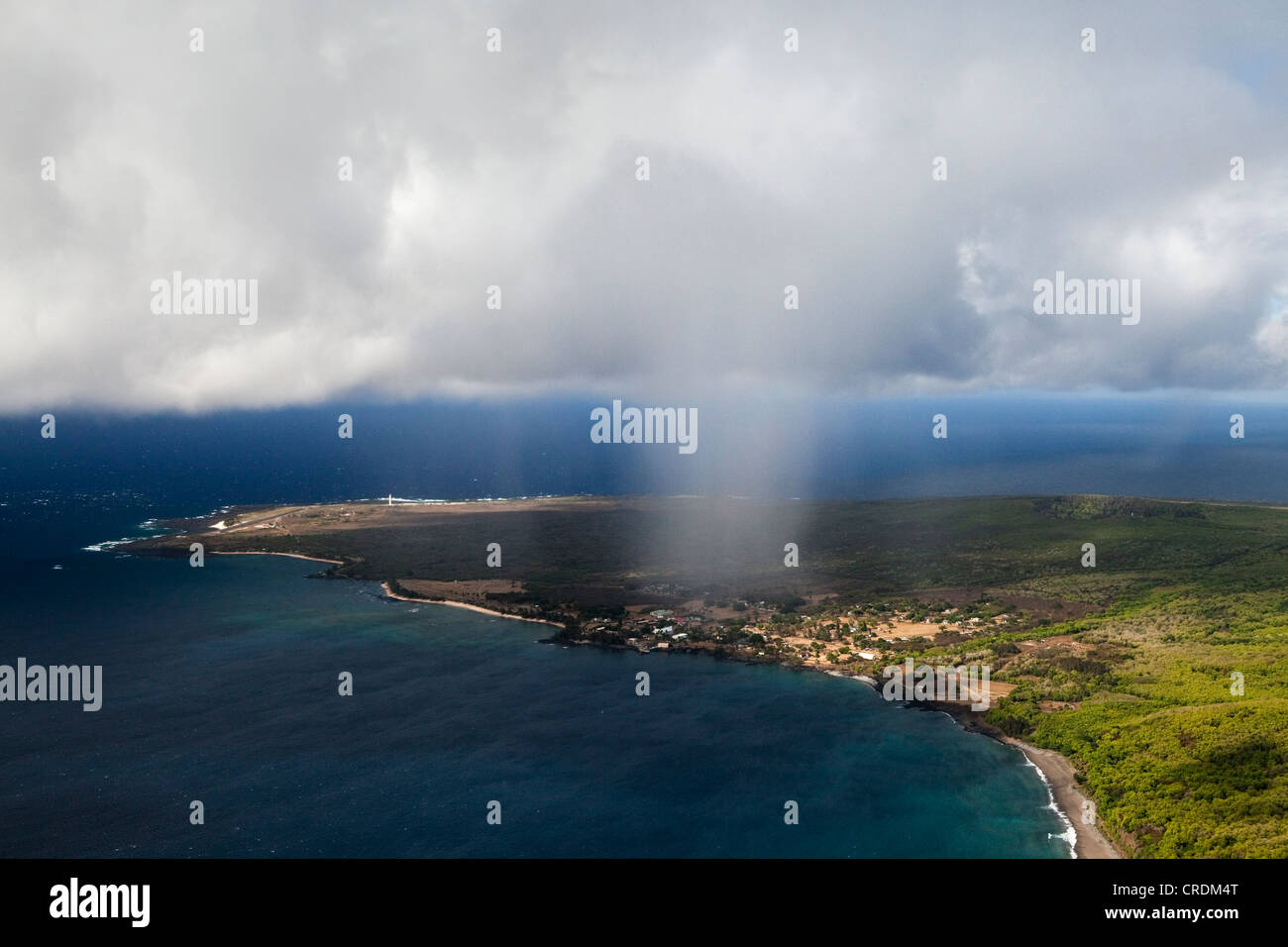 Passatwinde tragen Regenwolken über die Kalaupapa-Halbinsel, einer ehemaligen Lepra-Kolonie an der Nordküste der Insel Stockfoto