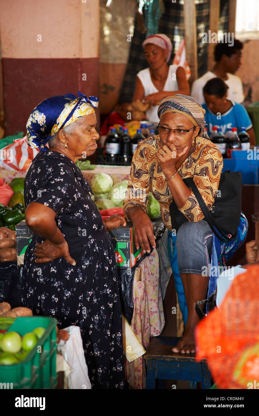 auf dem Markt; Vermarkter warten auf Kunden, Cap Verde Inseln, Cabo Verde, Fogo, Sao Filipe Stockfoto