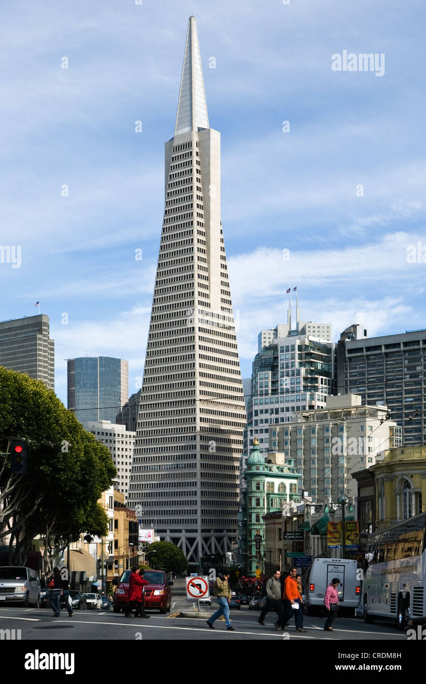 Columbus Avenue mit der Transamerica Pyramid und Columbus Tower, das kleine grüne Gebäude auf der rechten Seite, auch bekannt als die Stockfoto