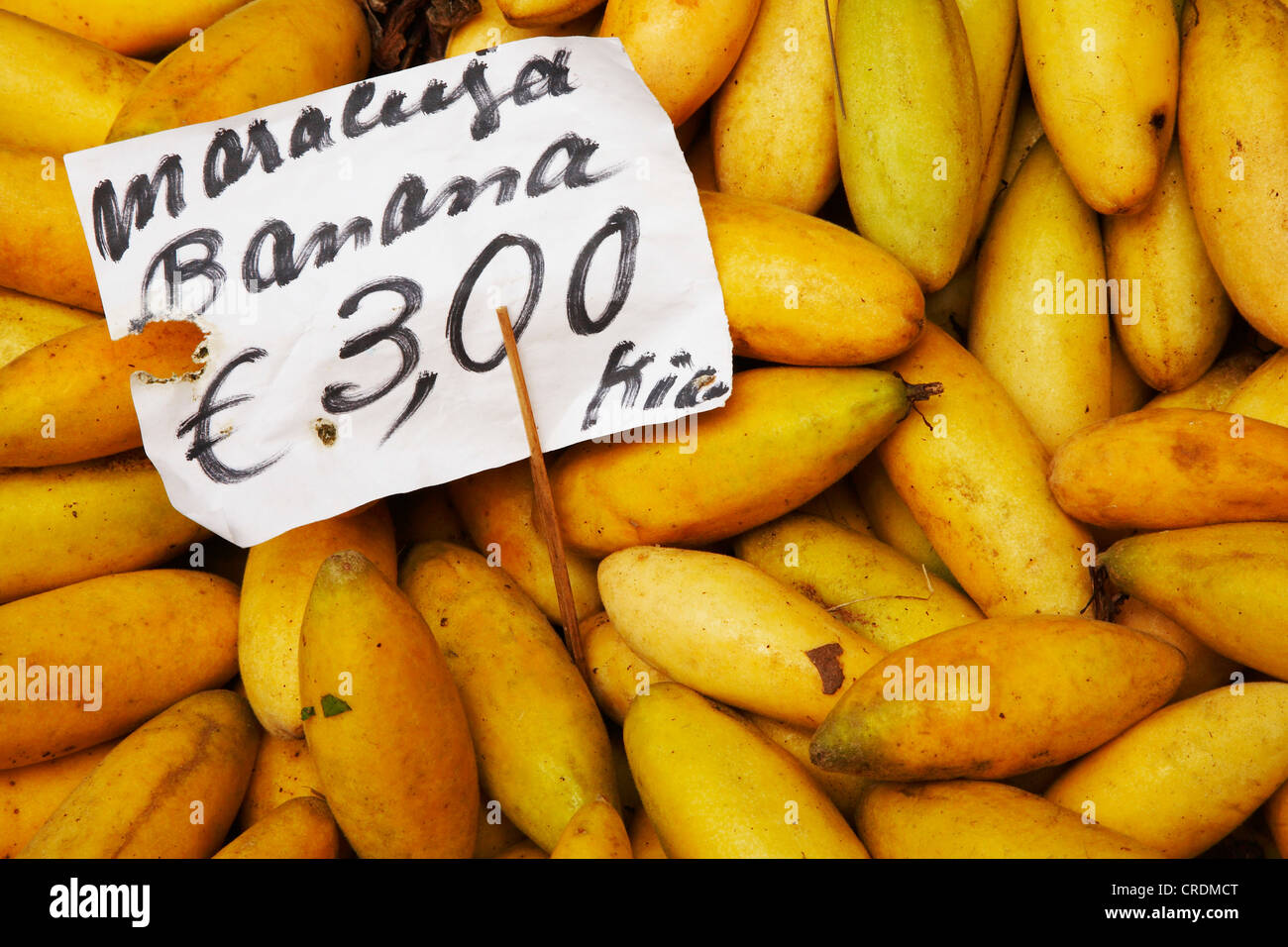 Banane Passion fruit, Granadilla Curuba, Banana Poka (Passiflora Mollissima), auf dem Markt: Maracuja Bananen, Madeira, Funchal Stockfoto