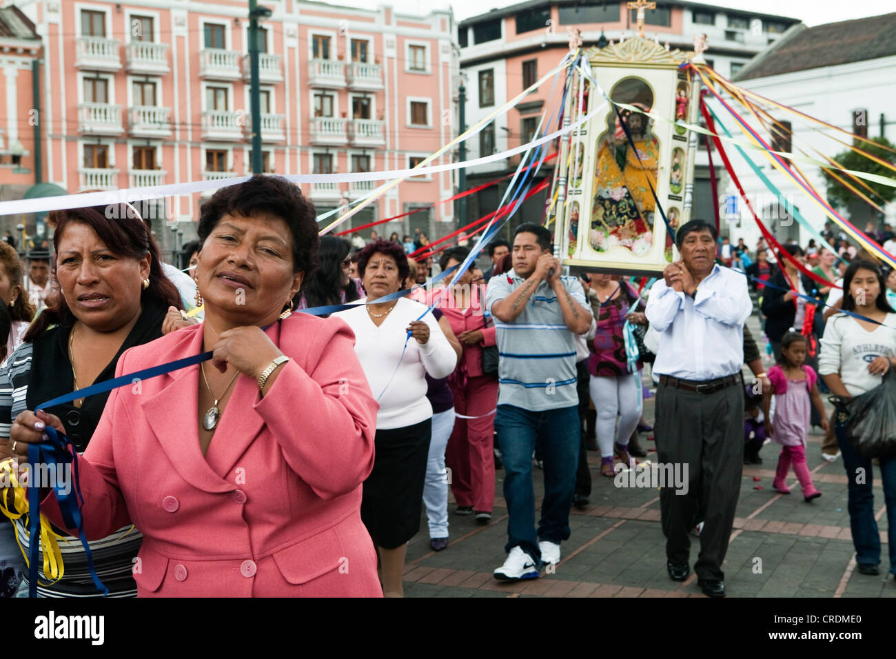 Prozession in Plaza Santo Domingo, autofreien Sonntag in der Altstadt von Quito, Ecuador, Südamerika Stockfoto