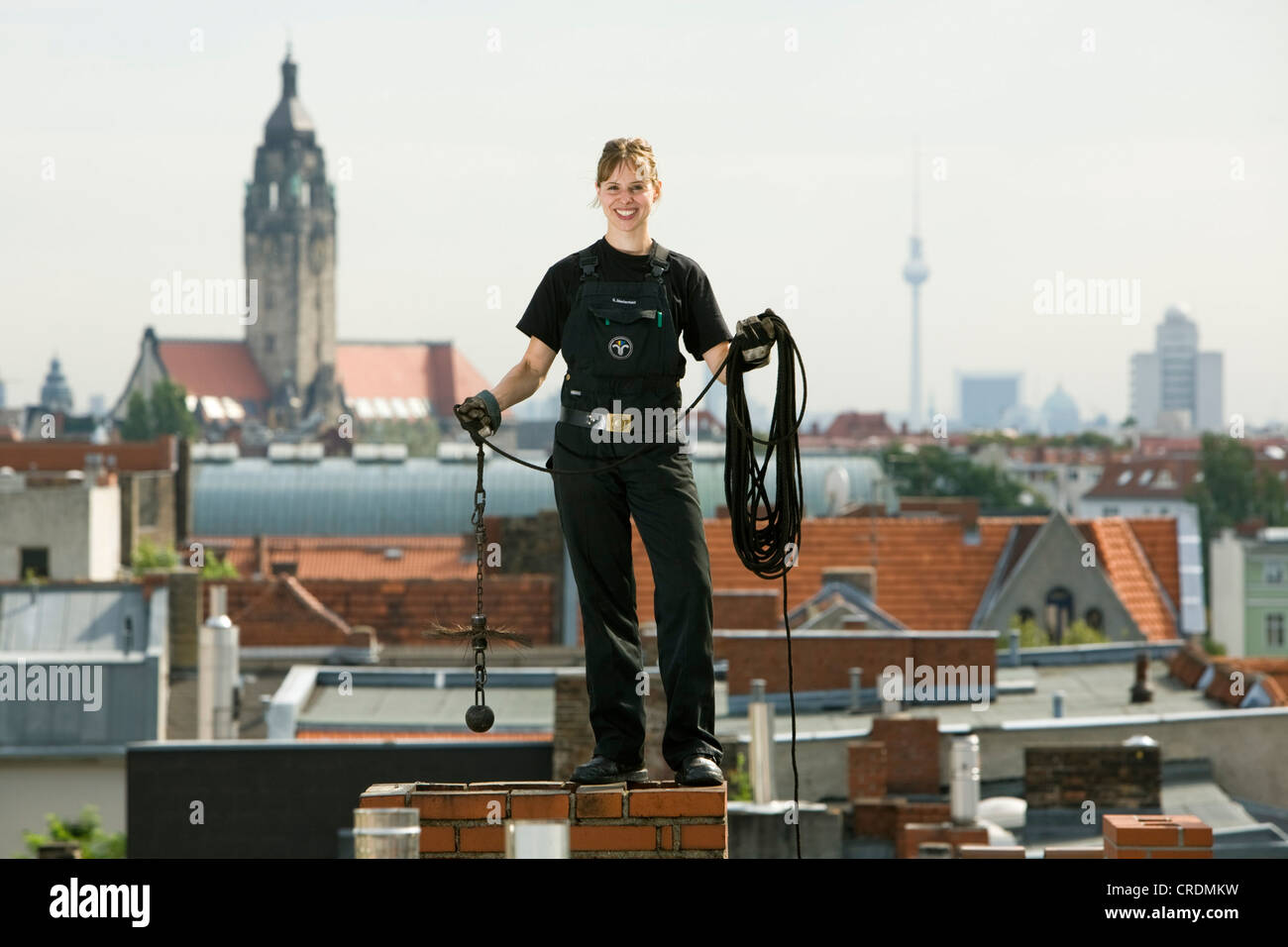 Meister Schornsteinfeger, Steffi Marienfeld, arbeiten auf dem Dach eines Gebäudes in Charlottenburg, Berlin, Deutschland, Europa Stockfoto