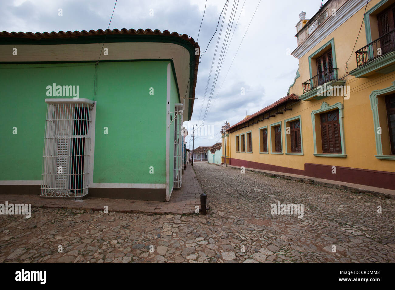 Grüne und gelbe Gebäude auf Straße in Trinidad, Kuba Stockfoto