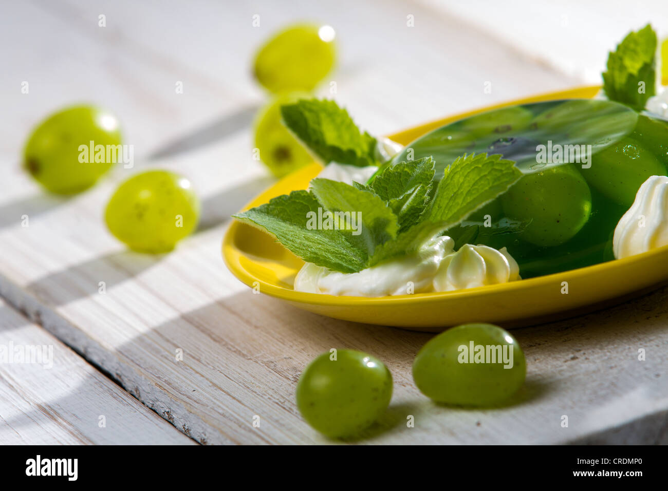 Grüne Trauben Gelee mit Sahne serviert Stockfoto