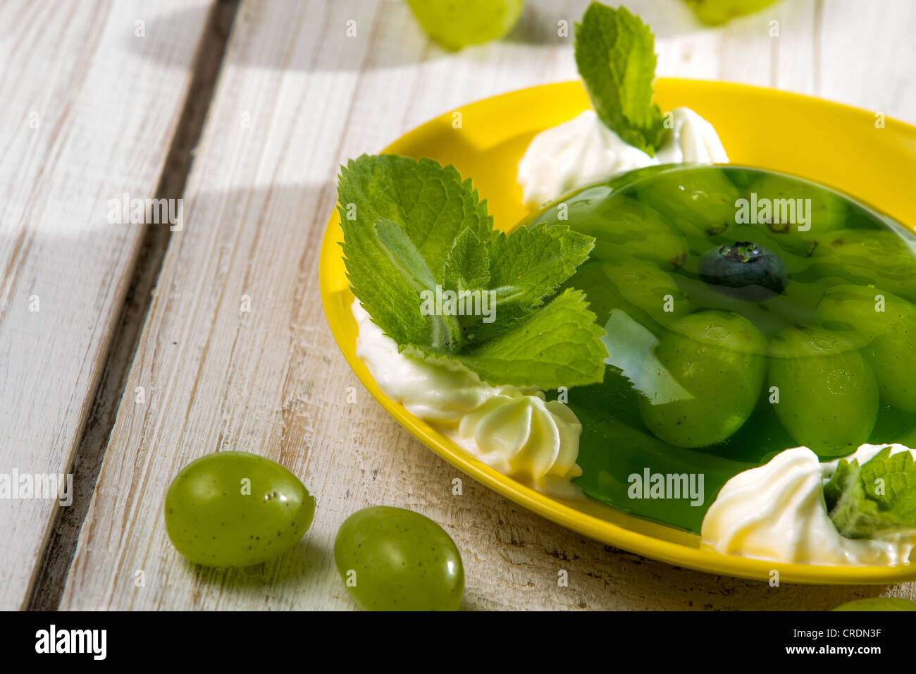Traubengelee als Dessert mit Sahne Stockfoto