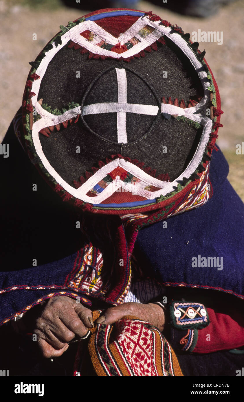 Quechua-Frau mit dem Weben Chinchero Markt, Peru. Stockfoto