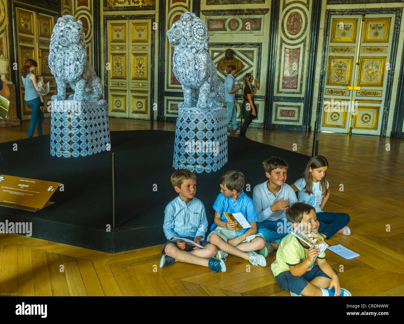 Paris, Frankreich, Studenten, Gruppen, Kinder Touristen, die Kunstgalerien im Chateau de Versailles besuchen, französisches Schloss Art Installation von 'Joana Vasconcelos' Kunstmuseum mit Kindern, Entdeckung Kunst Raum, Leute sitzen im Museum Stockfoto