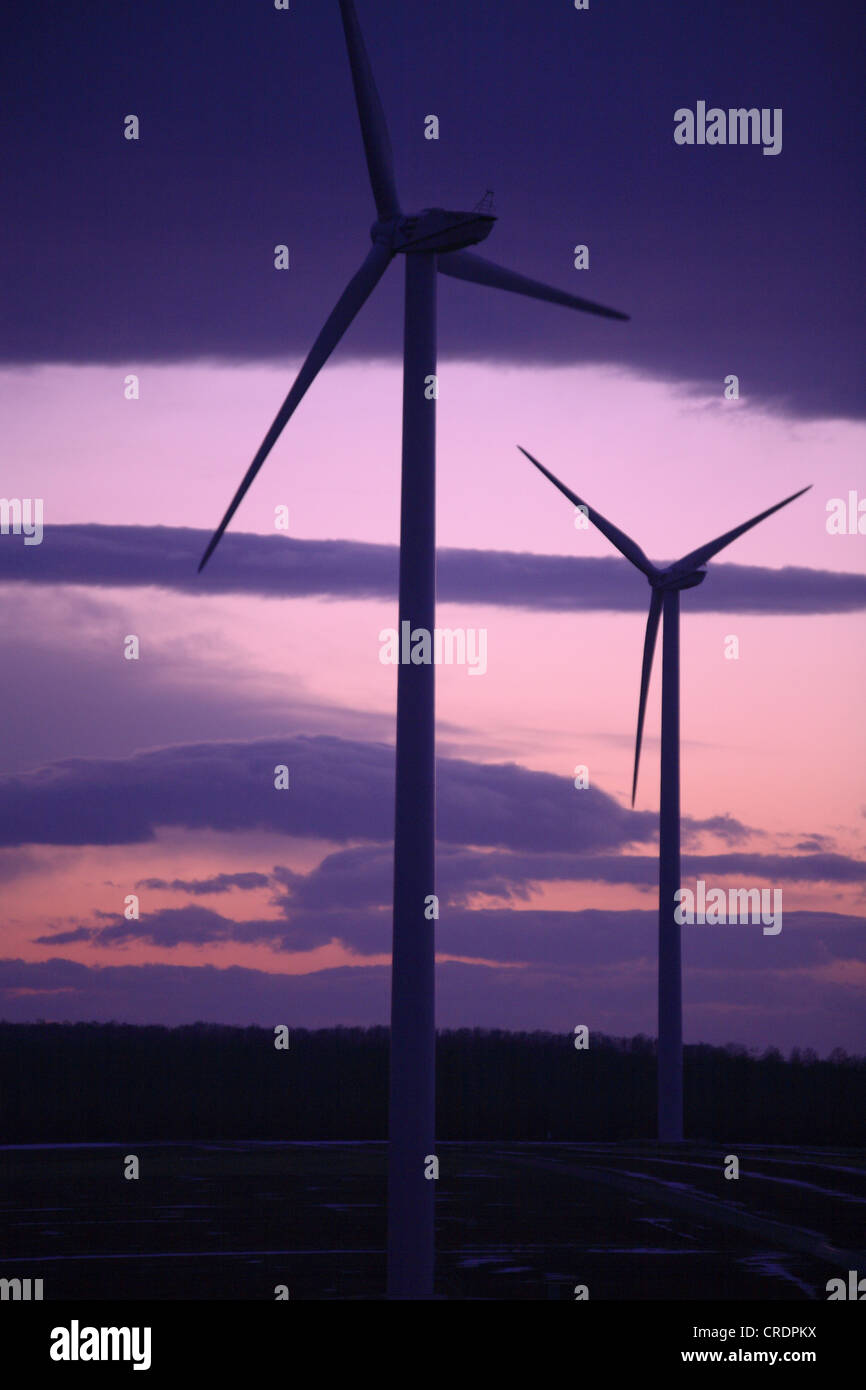 Windkraftanlagen vor Abendhimmel Stockfoto