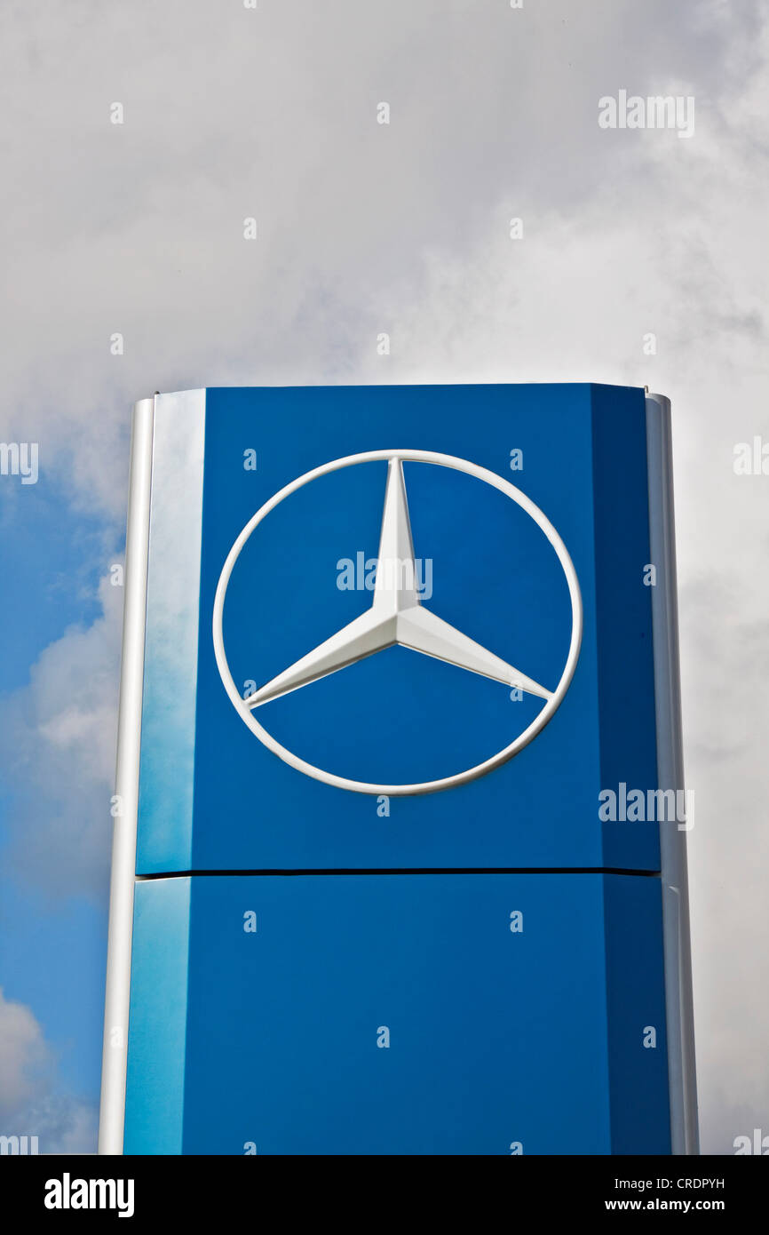 Beschilderung, Logo von Mercedes Benz, Riga, Lettland, Europa Stockfoto