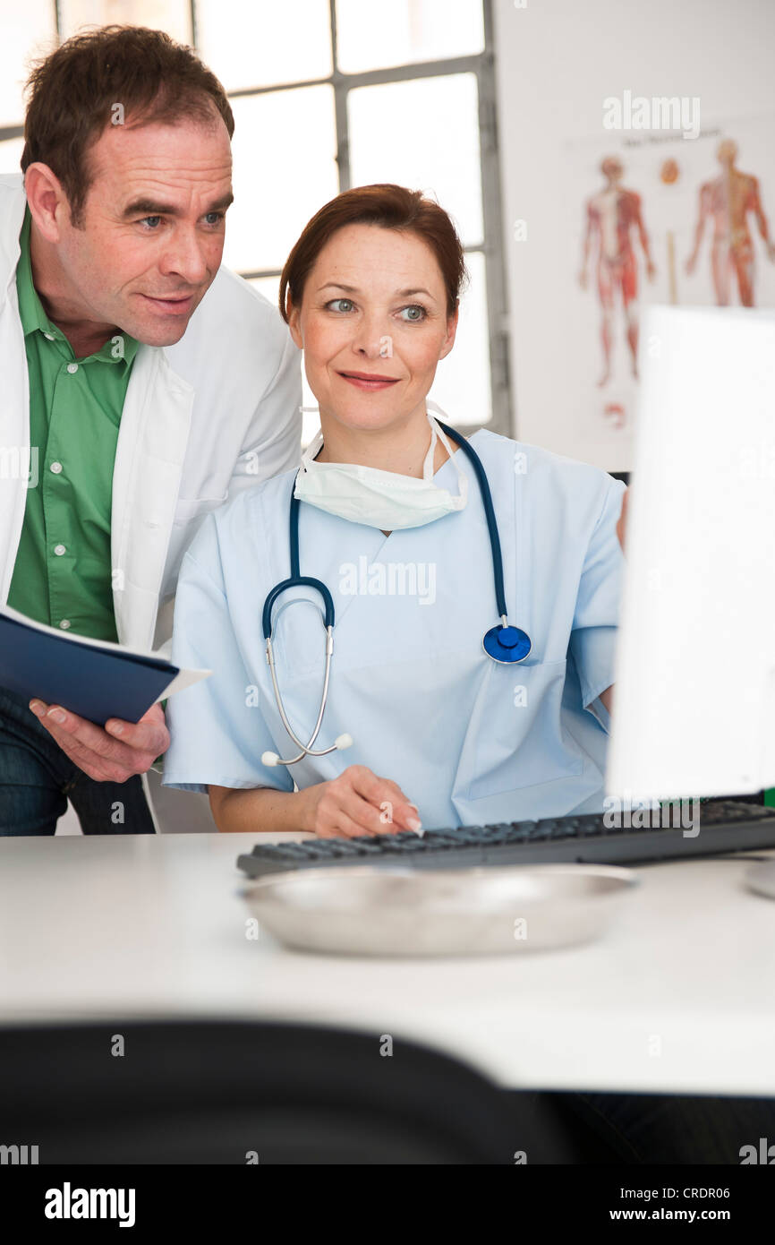 Arzt und eine Ärztin besprechen Patientenakten Stockfoto