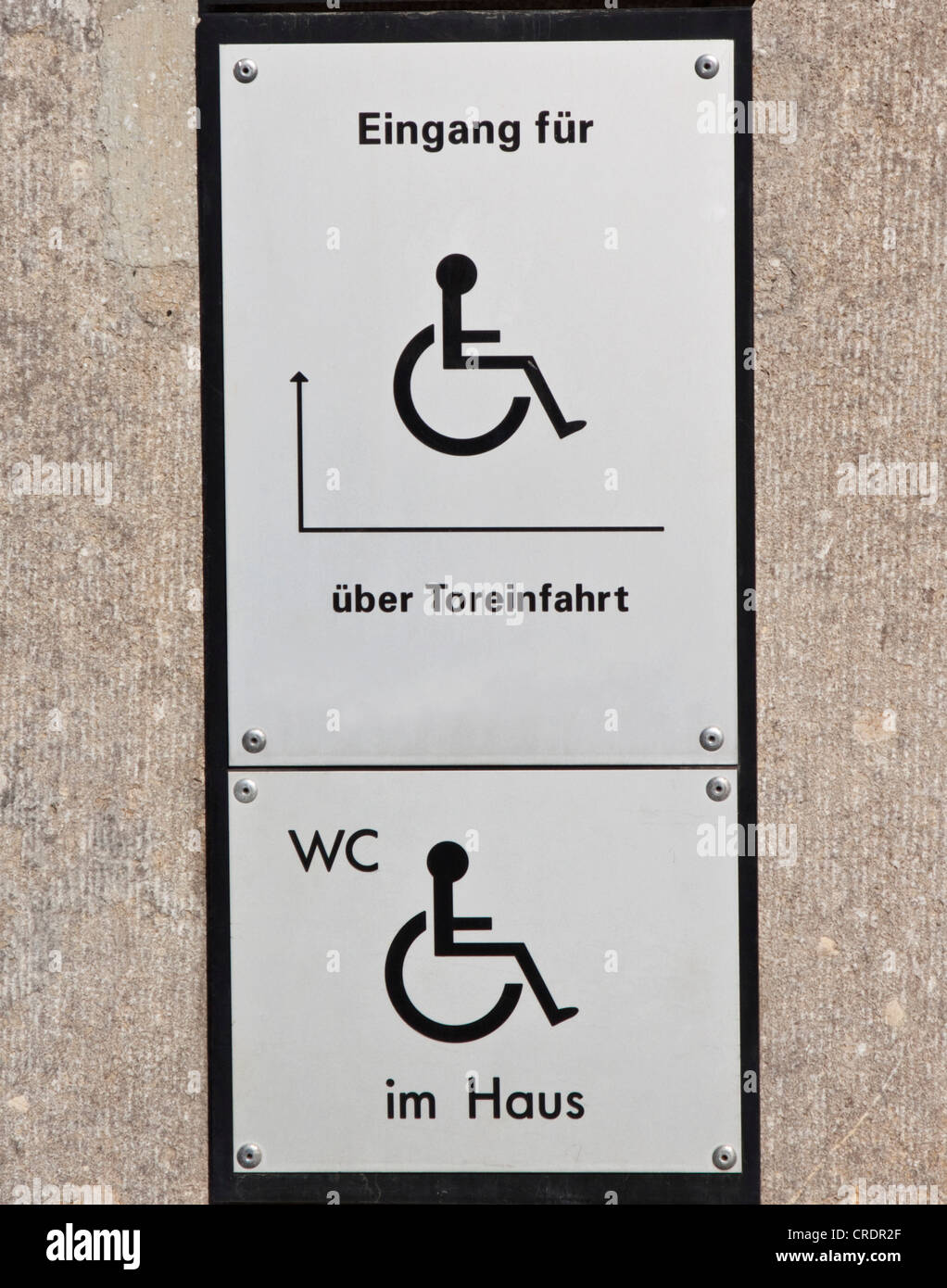 Zeichen, Wegbeschreibung zum Eingang für Rollstuhlfahrer, Behinderte Toilette, Deutschland, Europa Stockfoto