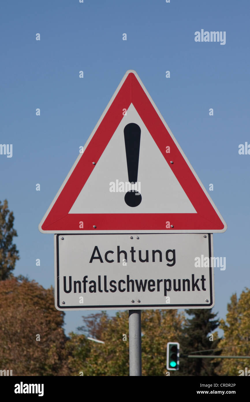 Verkehrszeichen Achtung Unfallschwerpunkt, Deutsch für Warnung unfallträchtig Bereich Stockfoto