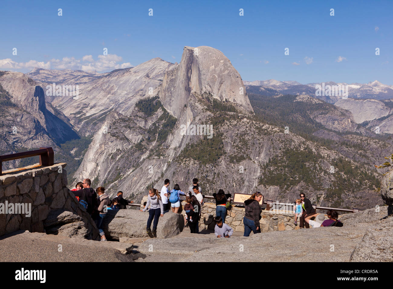 Besucher bewundern Half Dome im Yosemite Stockfoto