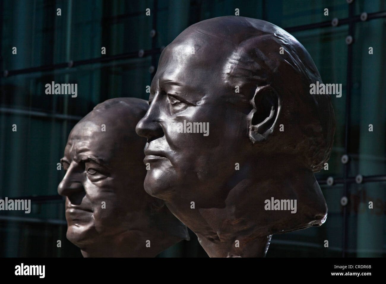 Denkmal für die Väter der Wiedervereinigung, ehemaliger Bundeskanzler Helmut Kohl, ehemaligen russischen Präsidenten Mikhail Gorbachev, Berlin Stockfoto