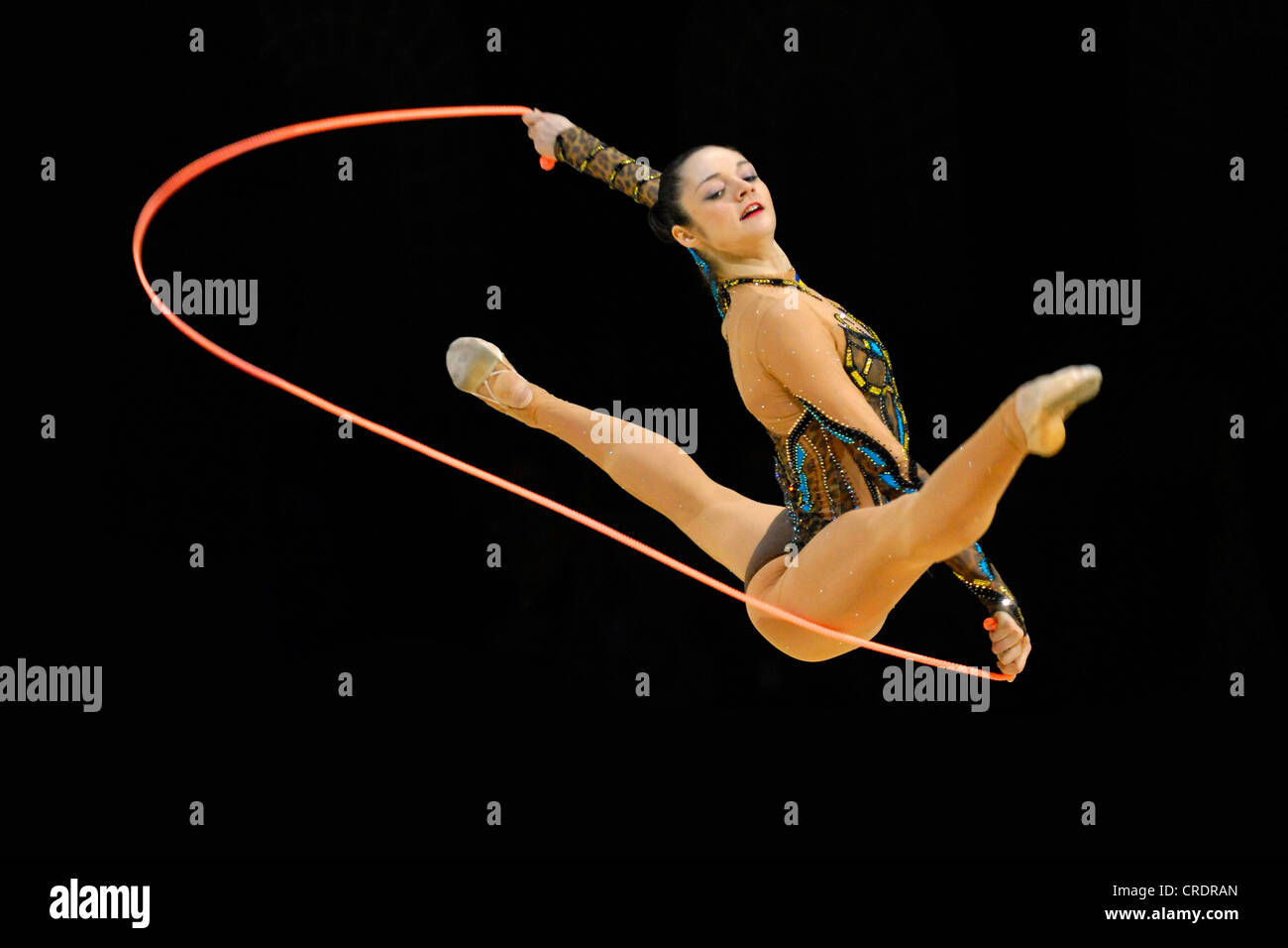 Frau macht rhythmische Gymnastik mit Seil Stockfotografie - Alamy