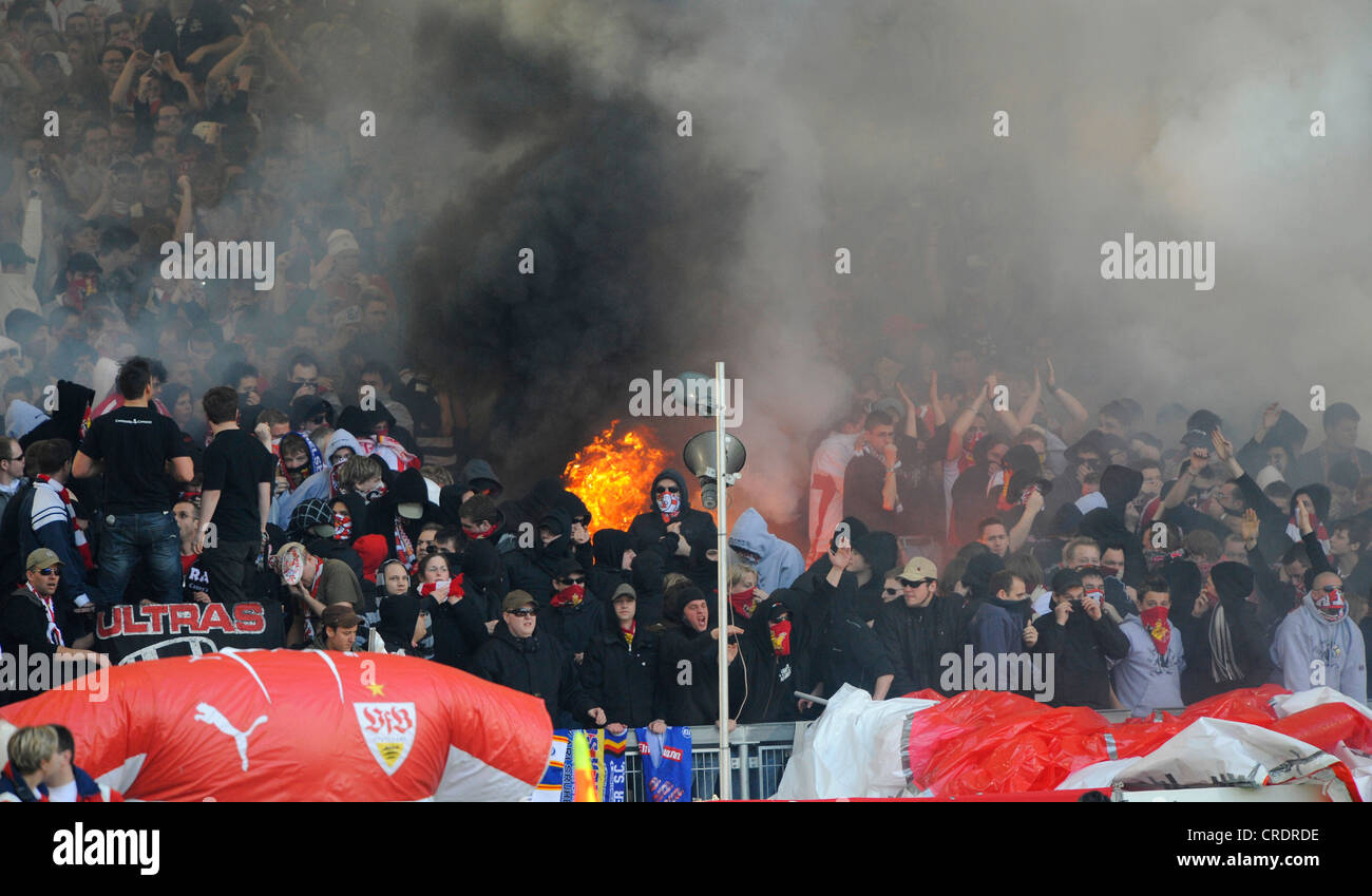 Fußball, Hooligans, die Einstellung auf Stand feuern Stockfoto