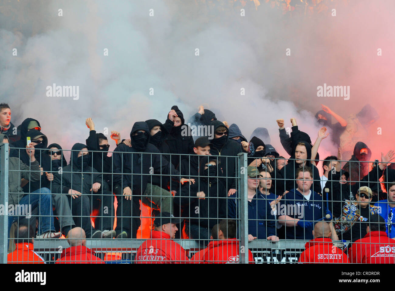 Fußball, Hooligans, die Einstellung auf Stand feuern Stockfoto