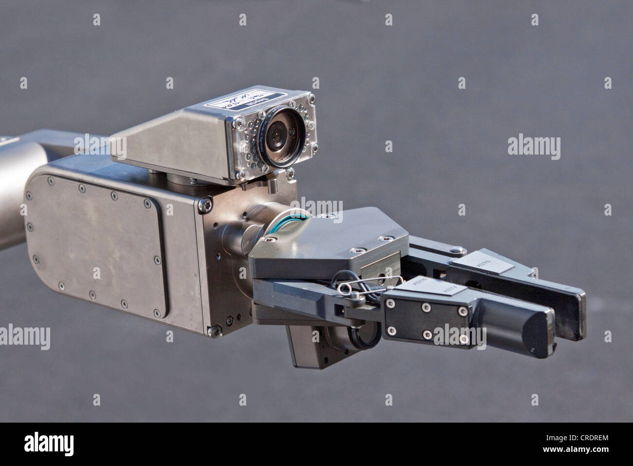 Roboterarm, Klaue und Kamera auf einen PolizeiRoboter bombardieren