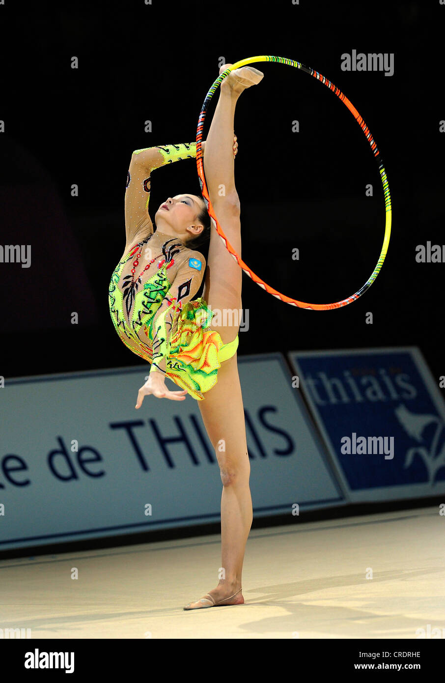 Frau, die rhythmische Gymnastik mit dem Reifen zu tun Stockfotografie -  Alamy