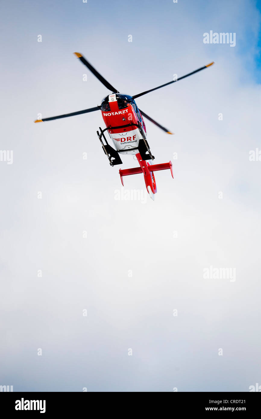 Rettung Hubschrauber nähert, Rettungsaktion mit einem Rettungshubschrauber in das Thüringer Schiefergebirge, Thüringen Stockfoto