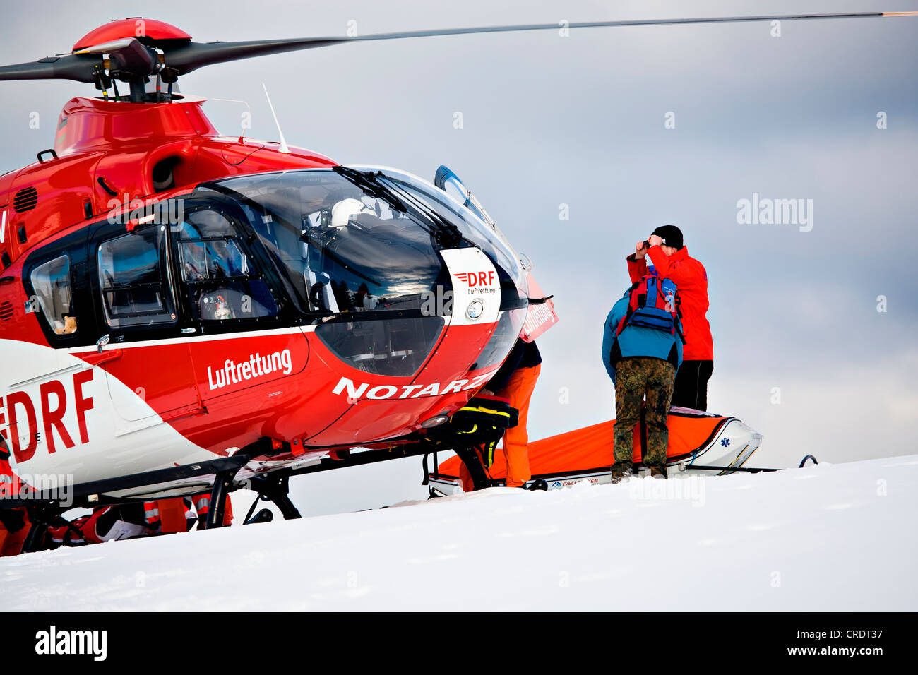 Rettungsaktion mit einem Rettungshubschrauber in das Thüringer Schiefergebirge, Thüringen, Deutschland, Europa Stockfoto