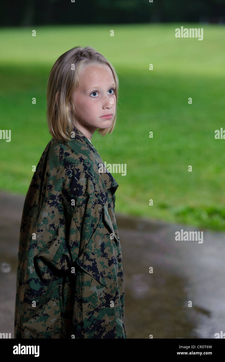 JUNGE MÄDCHEN TRAGEN MILITARY-JACKE Stockfoto