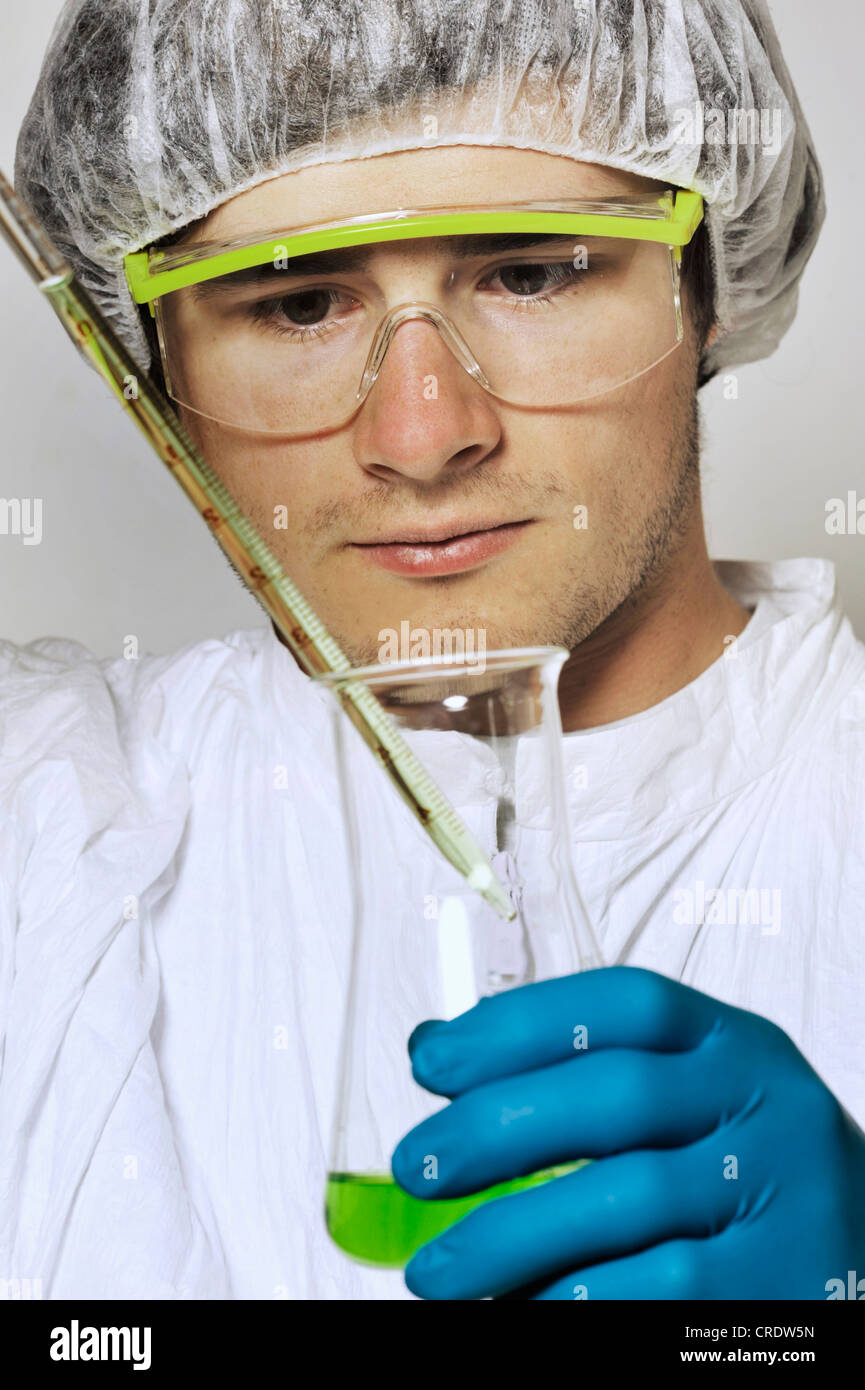 Praktikant oder Techniker bei einem chemischen experiment Stockfoto