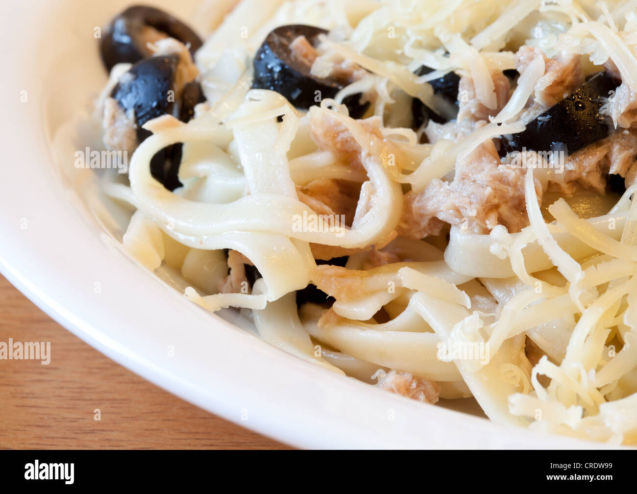 Spaghetti mit Thunfisch, Oliven und Käse closeup Stockfoto