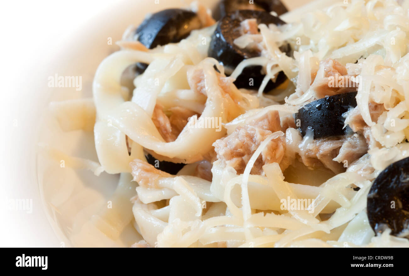 Spaghetti mit Thunfisch, Oliven und Käse closeup Stockfoto