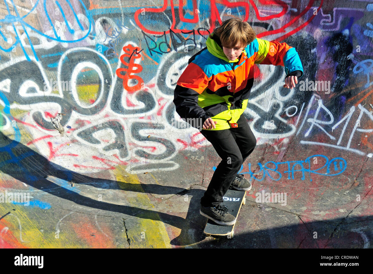 Zwölf-Jahr-alten Skater in einer Spur Skateboard Skate-bowl, Brüssel, Belgien, Europa, PublicGround Stockfoto