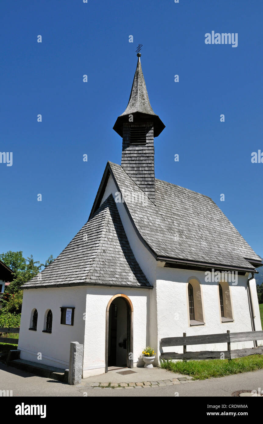 Kapelle St. Fabian und St. Sebastian mit Satteldach Schindeldach mit einem hoch angelegten Turm, erbaut im 16. Jahrhundert Stockfoto