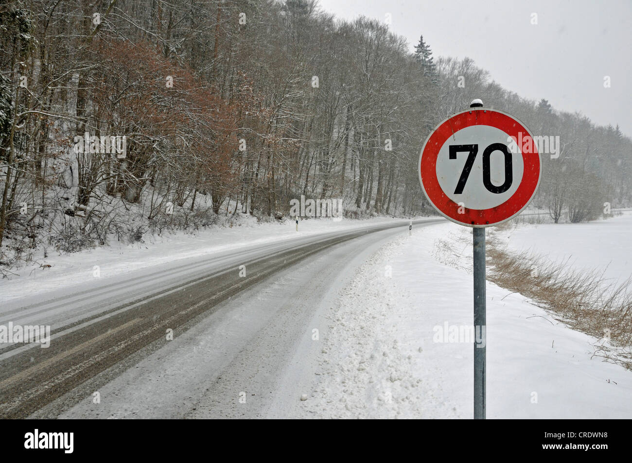 Schneebedeckten vereisten Straße in der Nähe von Graupelschauer, Schwäbische Alb, Baden-Württemberg, Deutschland, Europa, PublicGround Stockfoto
