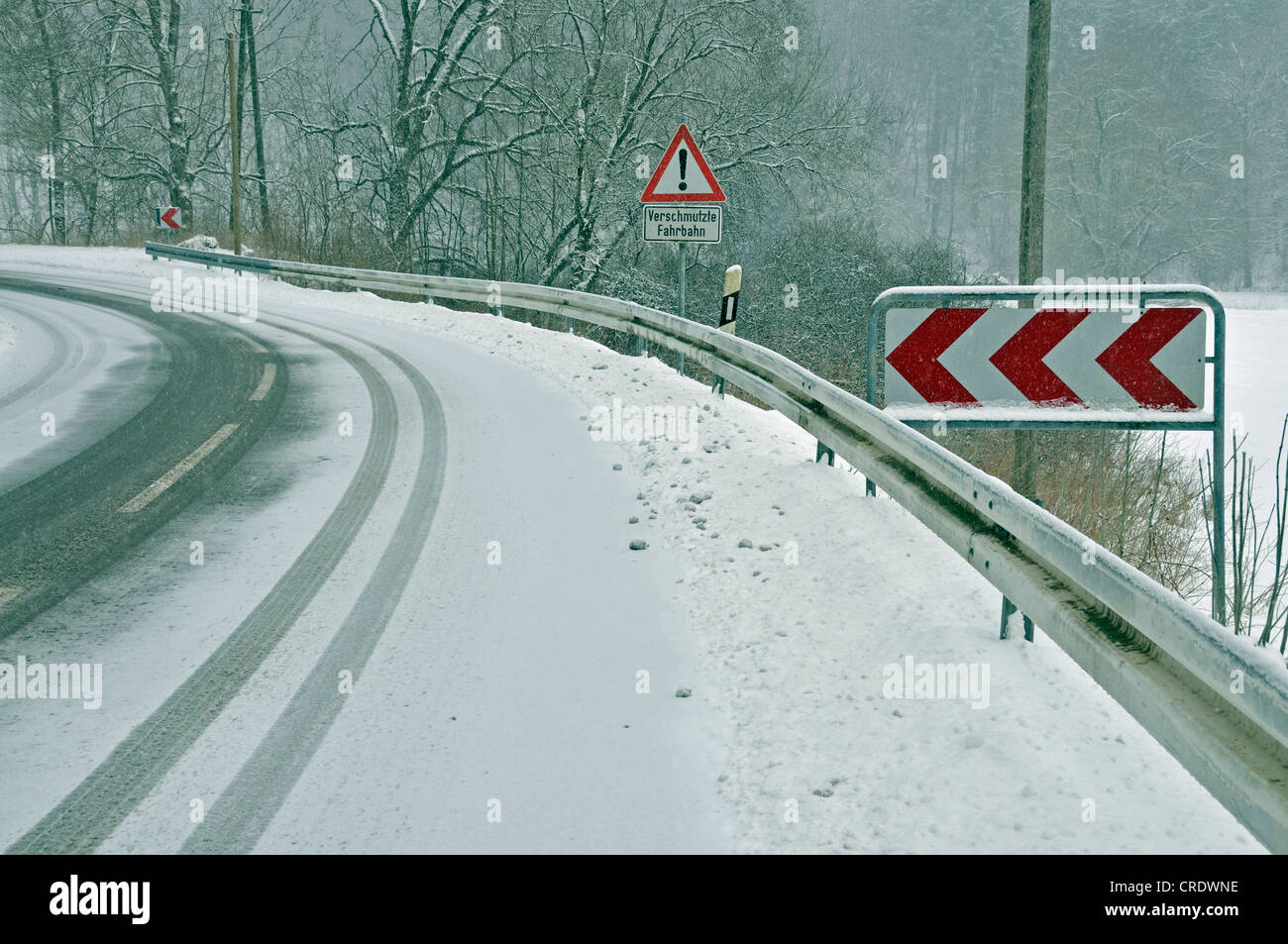 Schneebedeckten vereisten Straße in der Nähe von Graupelschauer, Schwäbische Alb, Baden-Württemberg, Deutschland, Europa, PublicGround Stockfoto