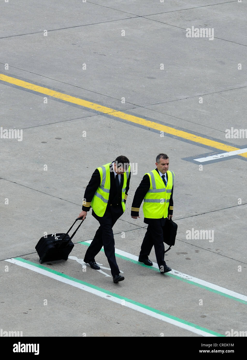 Pilot und Copilot zu Fuß über Schürze mit Gepäck, Flughafen Birmingham, West Midlands, England, UK, Westeuropa. Stockfoto